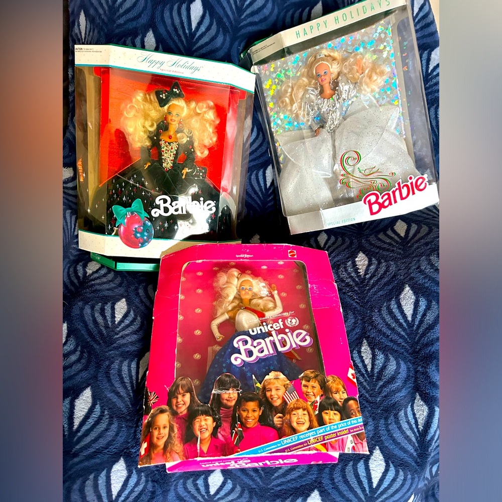 VINTAGE LOT: Holliday collector Barbies & Barbie/misc collector plates
